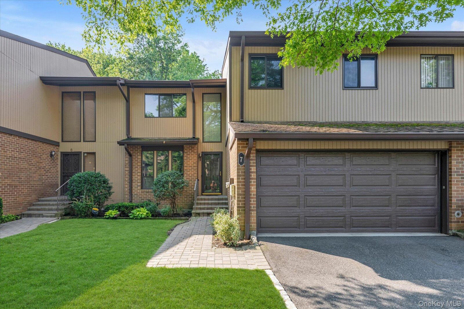 Property Photo:  7 Wimbledon Drive  NY 11576 