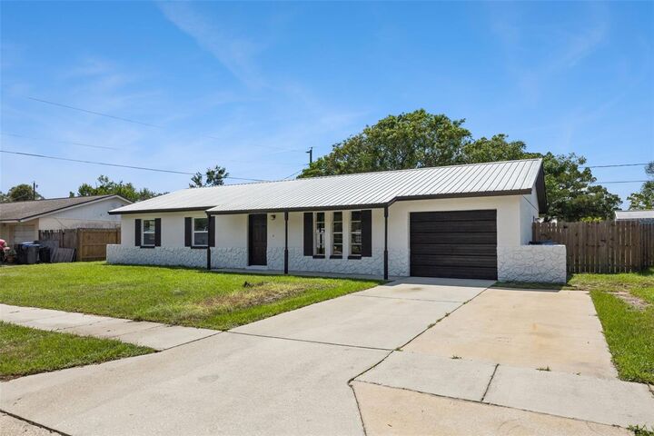 Property Photo: 1660 Ashwood Avenue FL 32796