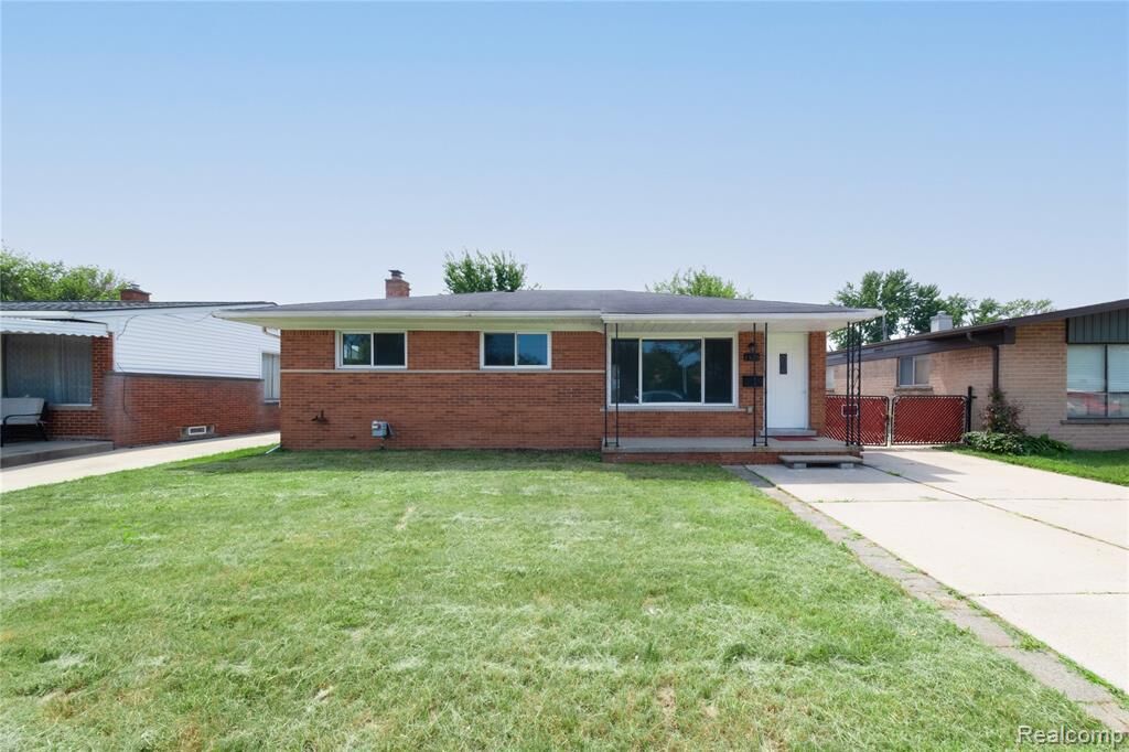 Property Photo: 1575 W 13 Mile Road MI 48071 2042