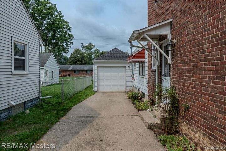 Property Photo:  29386 Walnut Street  MI 48134 1345 