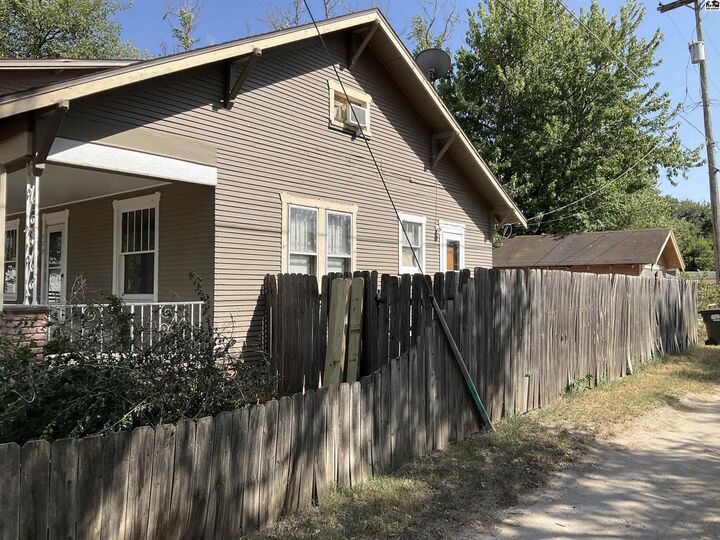 Property Photo:  429 E 7th Ave  KS 67501 