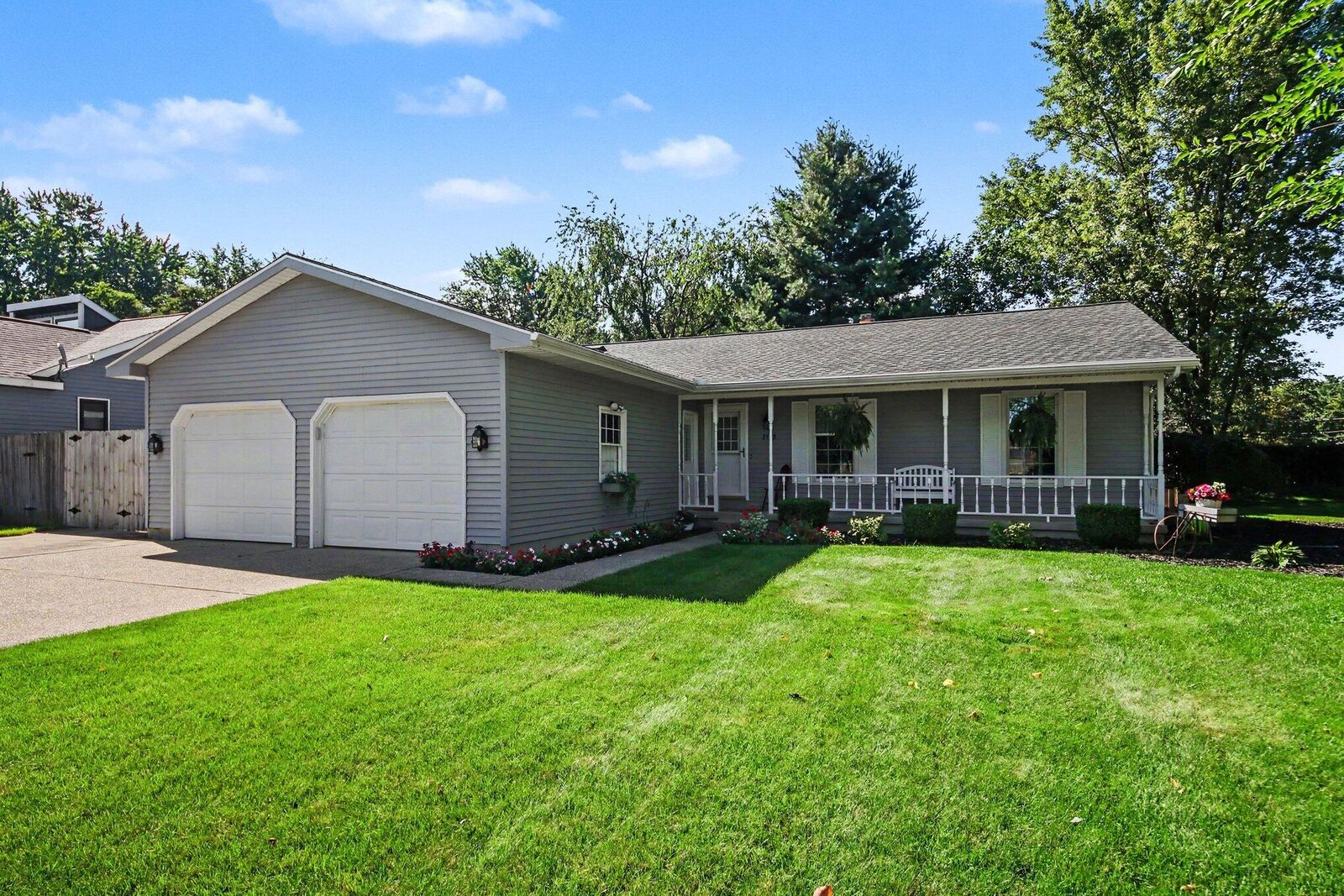 Property Photo:  2162 Pinewood Street  MI 49428 