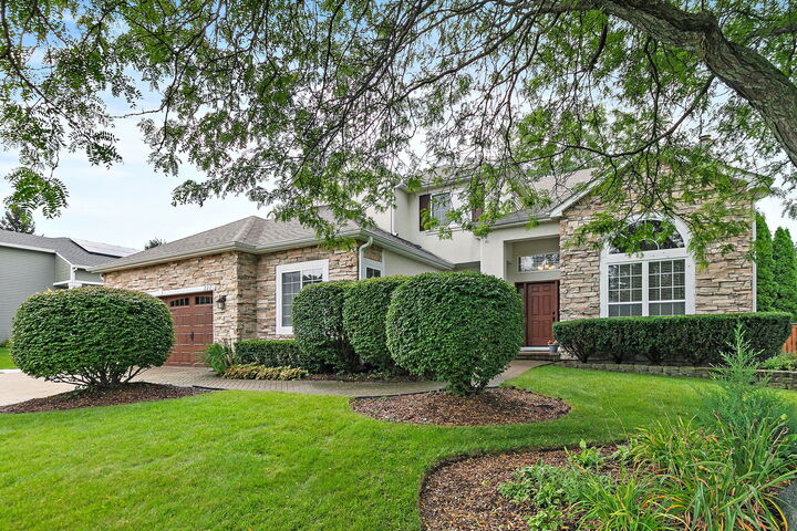 Property Photo:  2221 Somerset Lane  IL 60060 