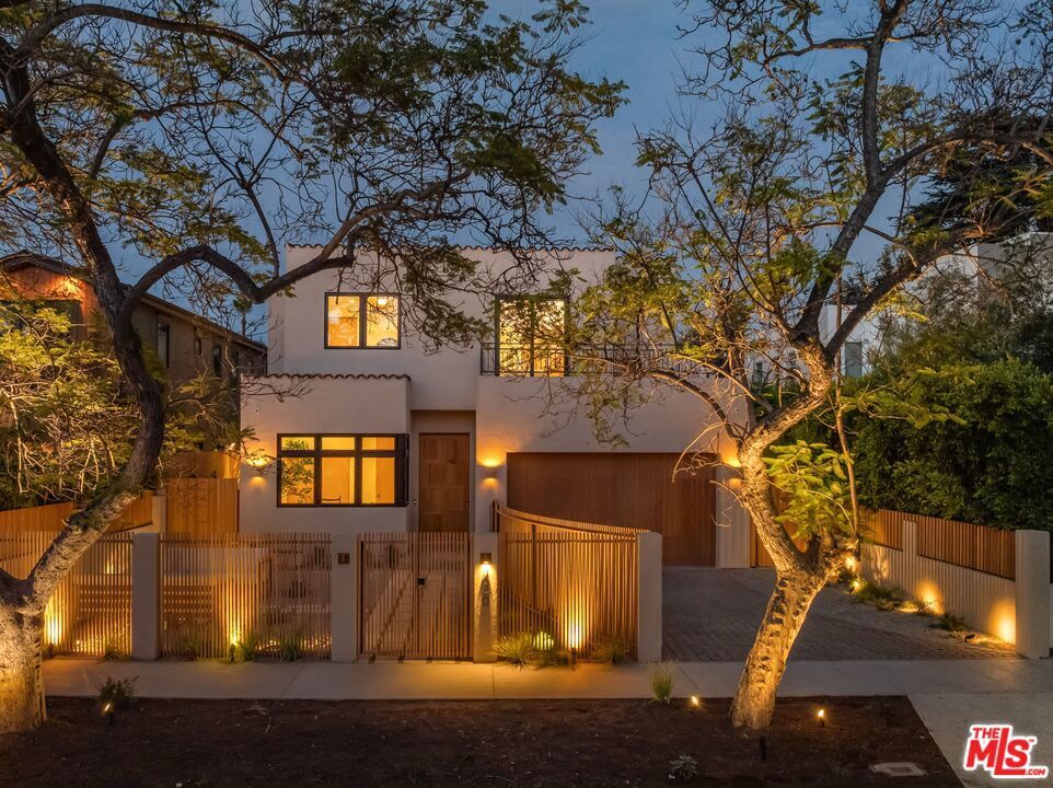 Property Photo:  420 N Kings Road  CA 90048 