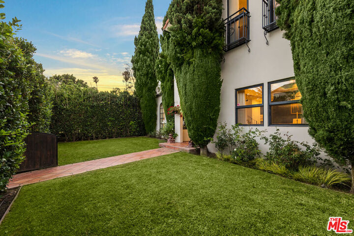 Property Photo:  725 Oxford Avenue  CA 90292 