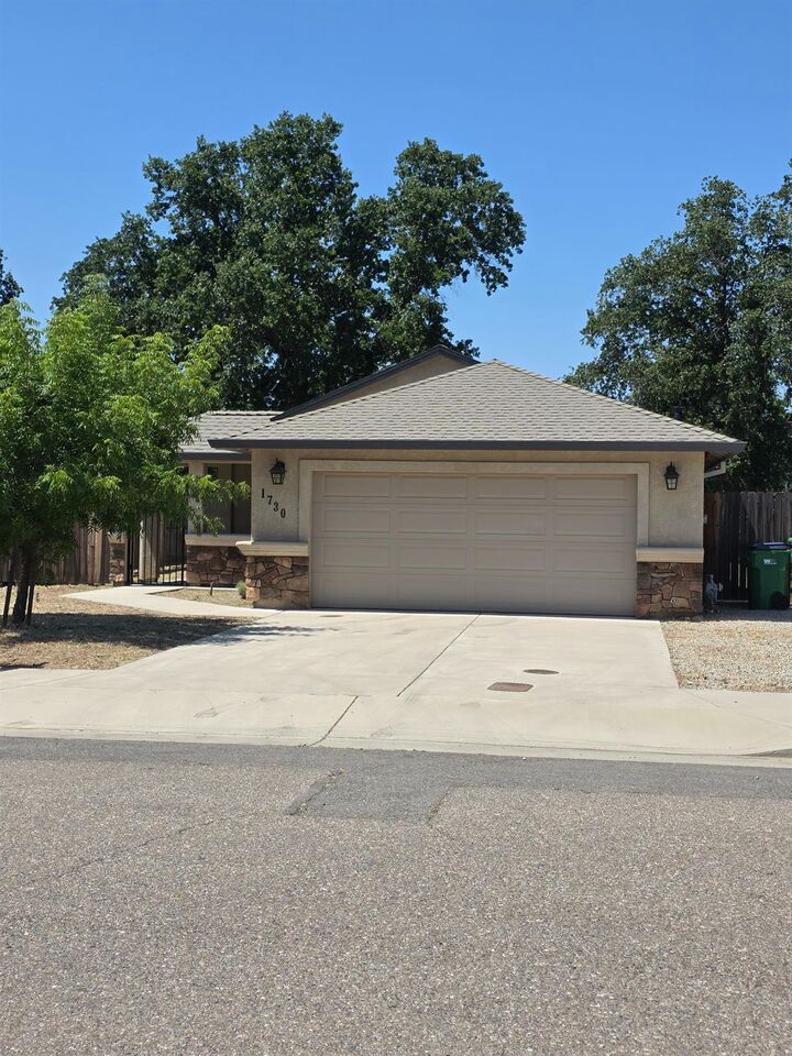 Property Photo: 1730 School Street CA 96007