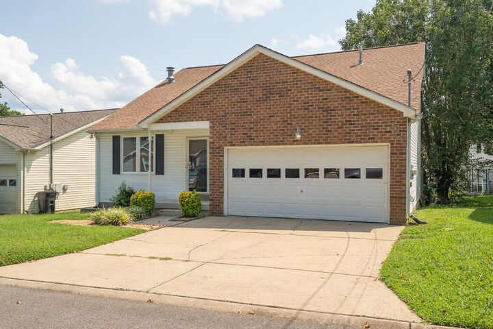 Property Photo: 104 Edgehill Ln TN 37075