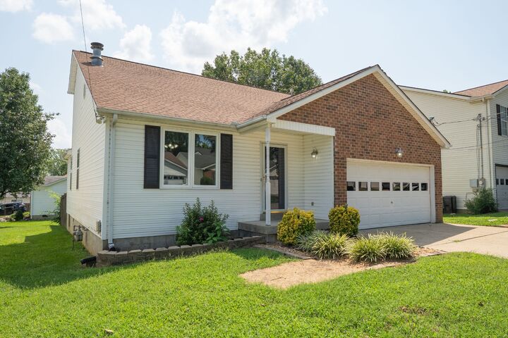 Property Photo:  104 Edgehill Ln  TN 37075 