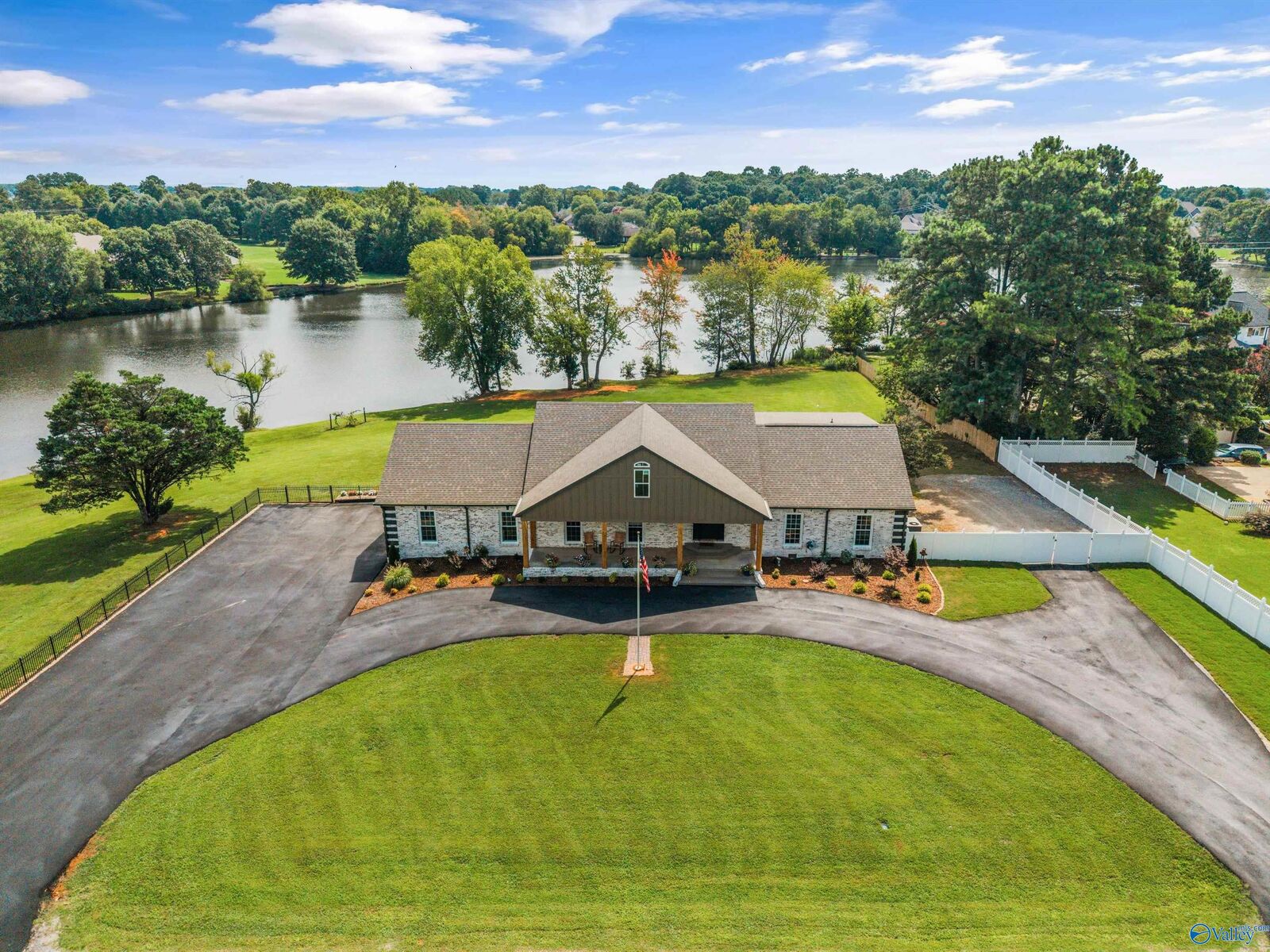 Property Photo:  205 Lindsay Lane S  AL 35613 
