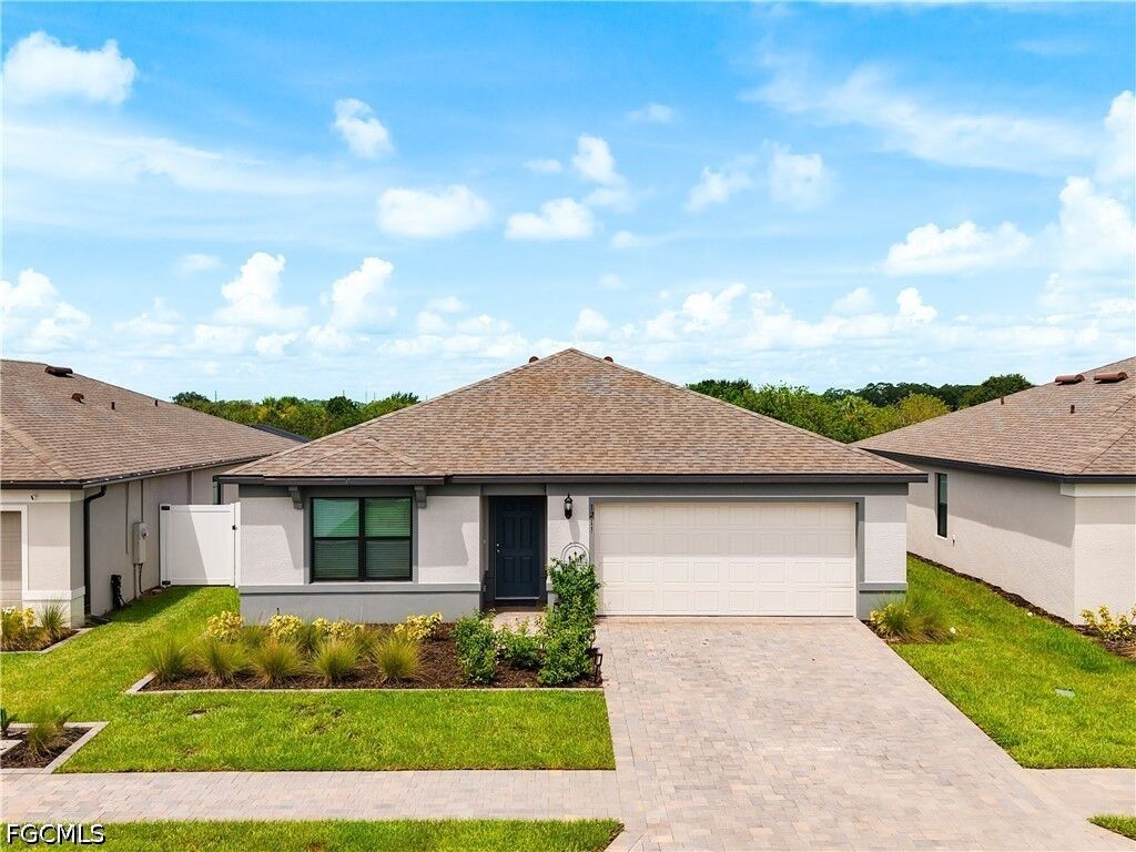 Property Photo:  1211 Caloosa Cove Drive  FL 33935 