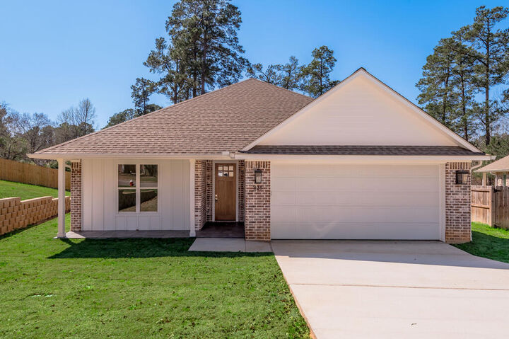 Property Photo:  825 Village Gate  TX 75961 
