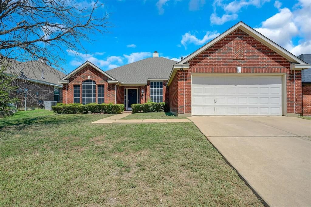 Property Photo: 117 Fort Edward Drive TX 76002