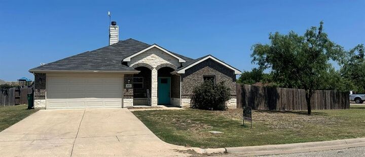 Property Photo: 805 Wind Song TX 76401