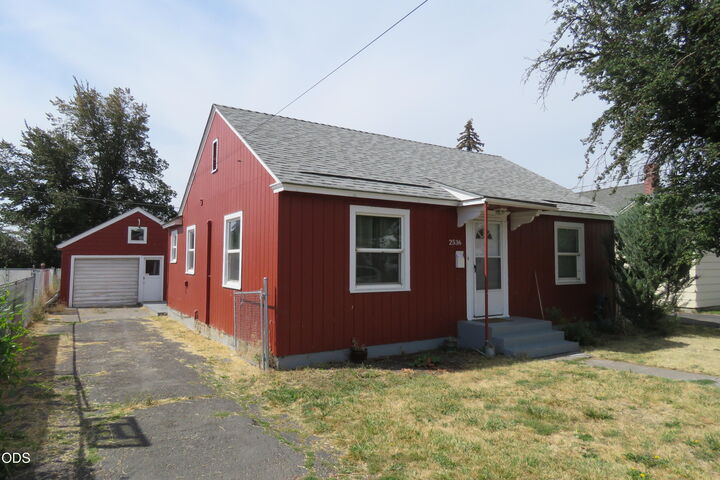 Property Photo: 2536 Darrow Avenue OR 97601