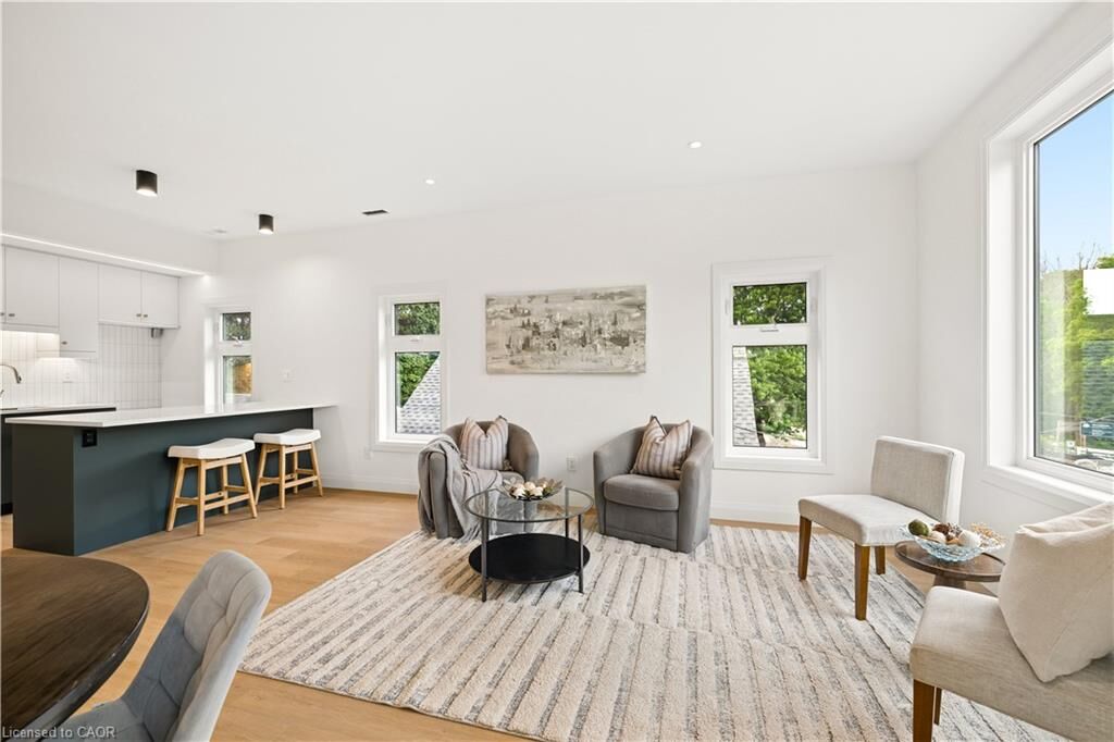 Property Photo:  563 Wellington Street 3  ON N2H 5L6 
