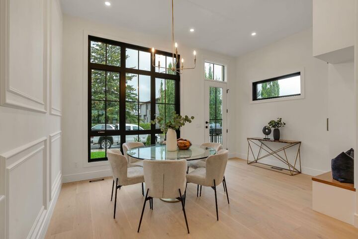 Property Photo:  2422 31 Street SW  AB T3E 2N5 
