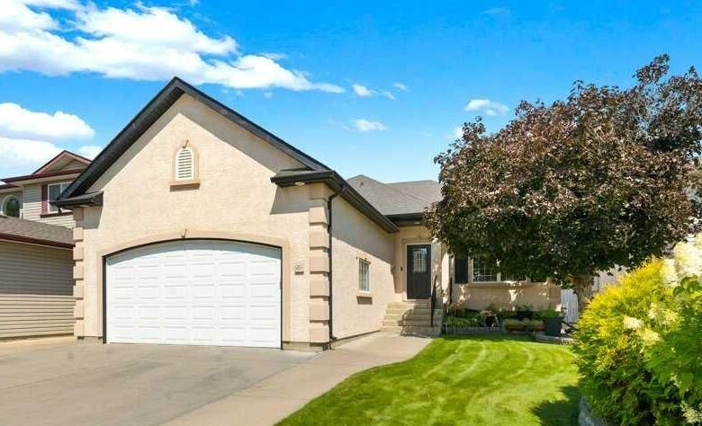 Property Photo: 20 Sunrise Court SW AB T1B 4N5