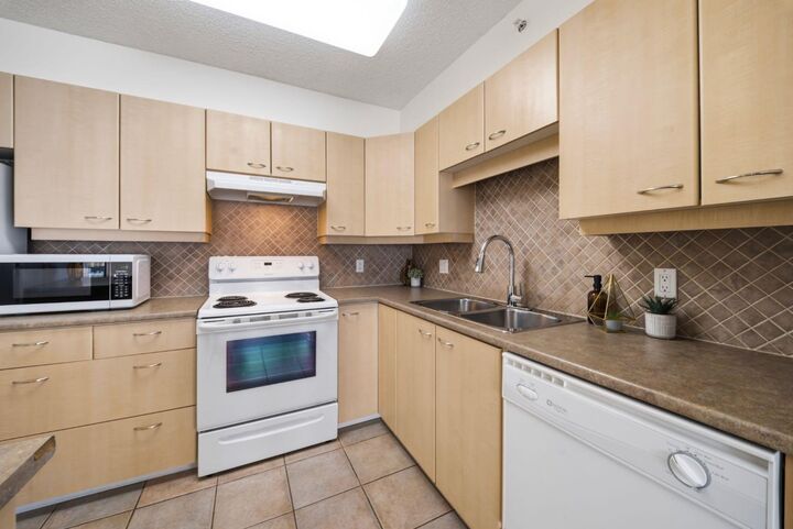 Property Photo: 804 3 Avenue SW 804 AB T2P 0G9