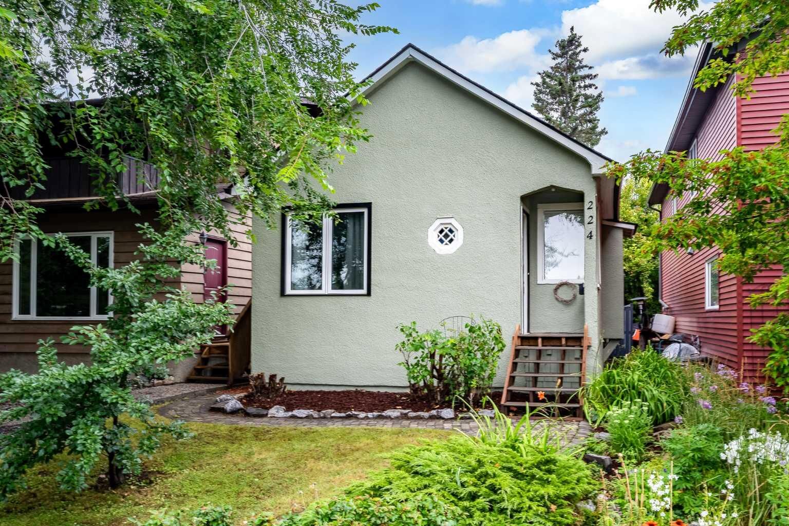 Property Photo: 224 30 Avenue NE AB T2E 2C9