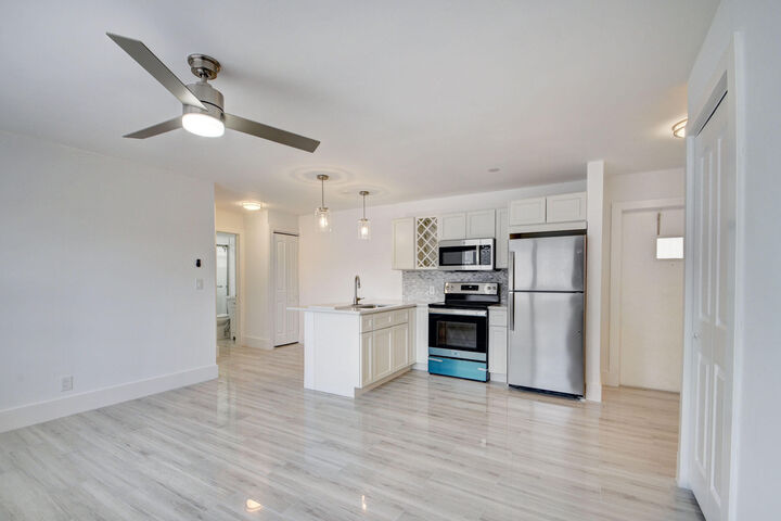 Property Photo: 525 S Broadway J FL 33462