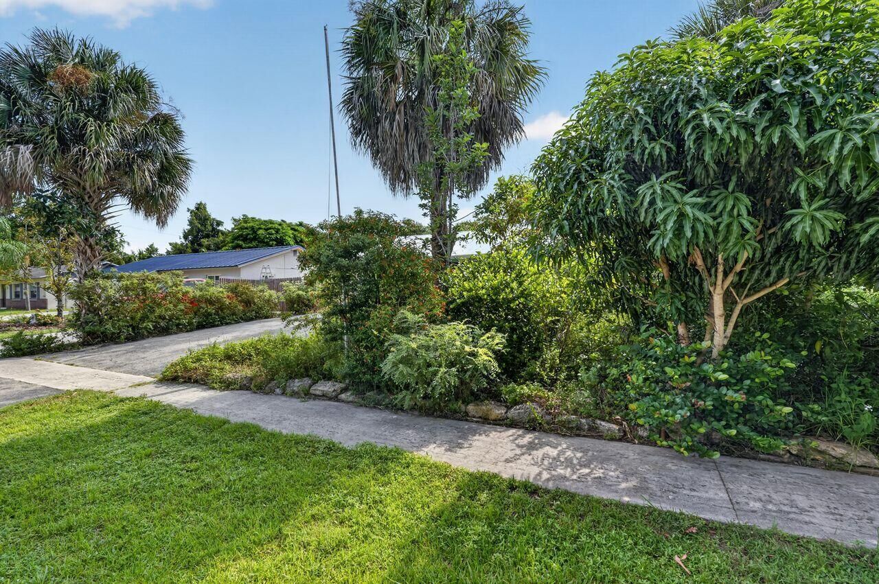 Property Photo:  303 S Delaware Boulevard  FL 33458 