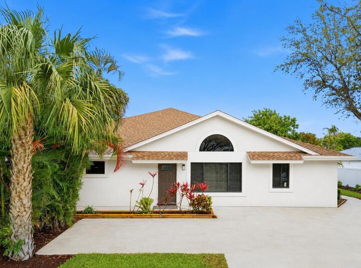 Property Photo: 825 Dogwood Drive B FL 33483
