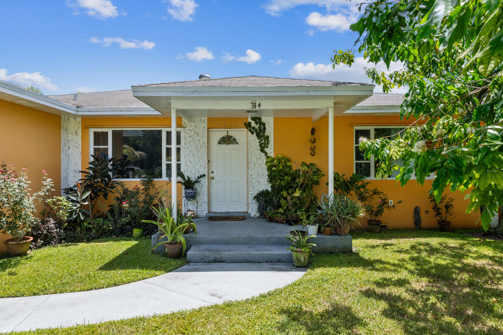 Property Photo:  414 W Branch Street  FL 33462 