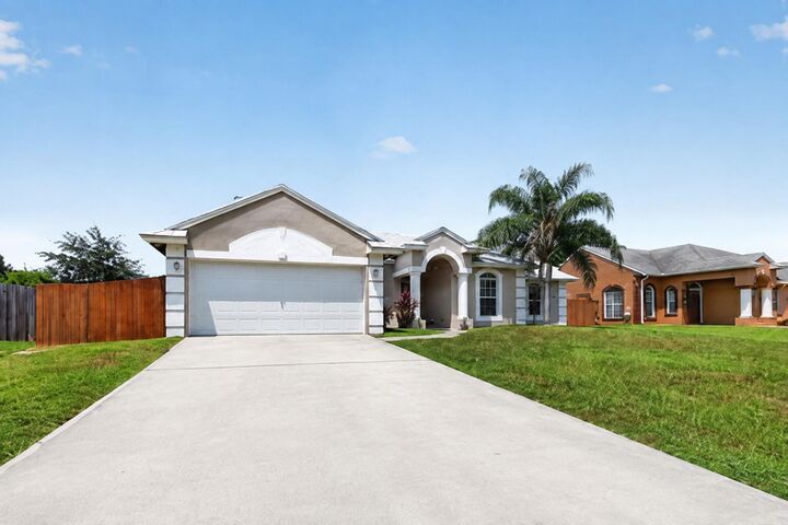 Property Photo: 1561 SW Gadsan Avenue FL 34953