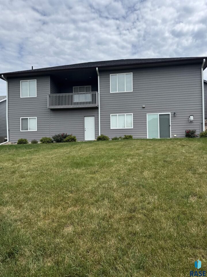 Property Photo: 1013 N Danielle Dr SD 57103