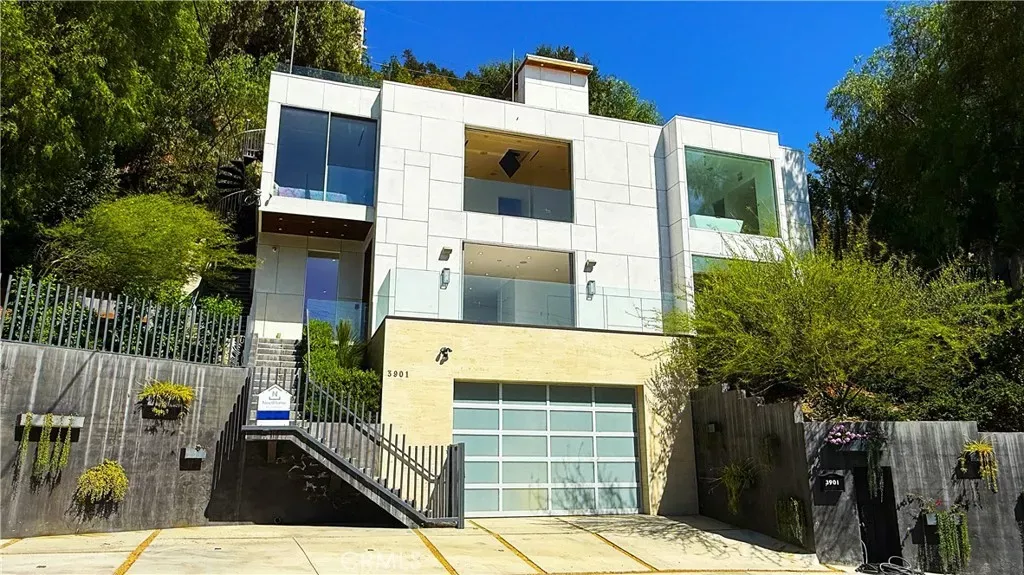Property Photo:  3901 Avenida Del Sol  CA 91604 