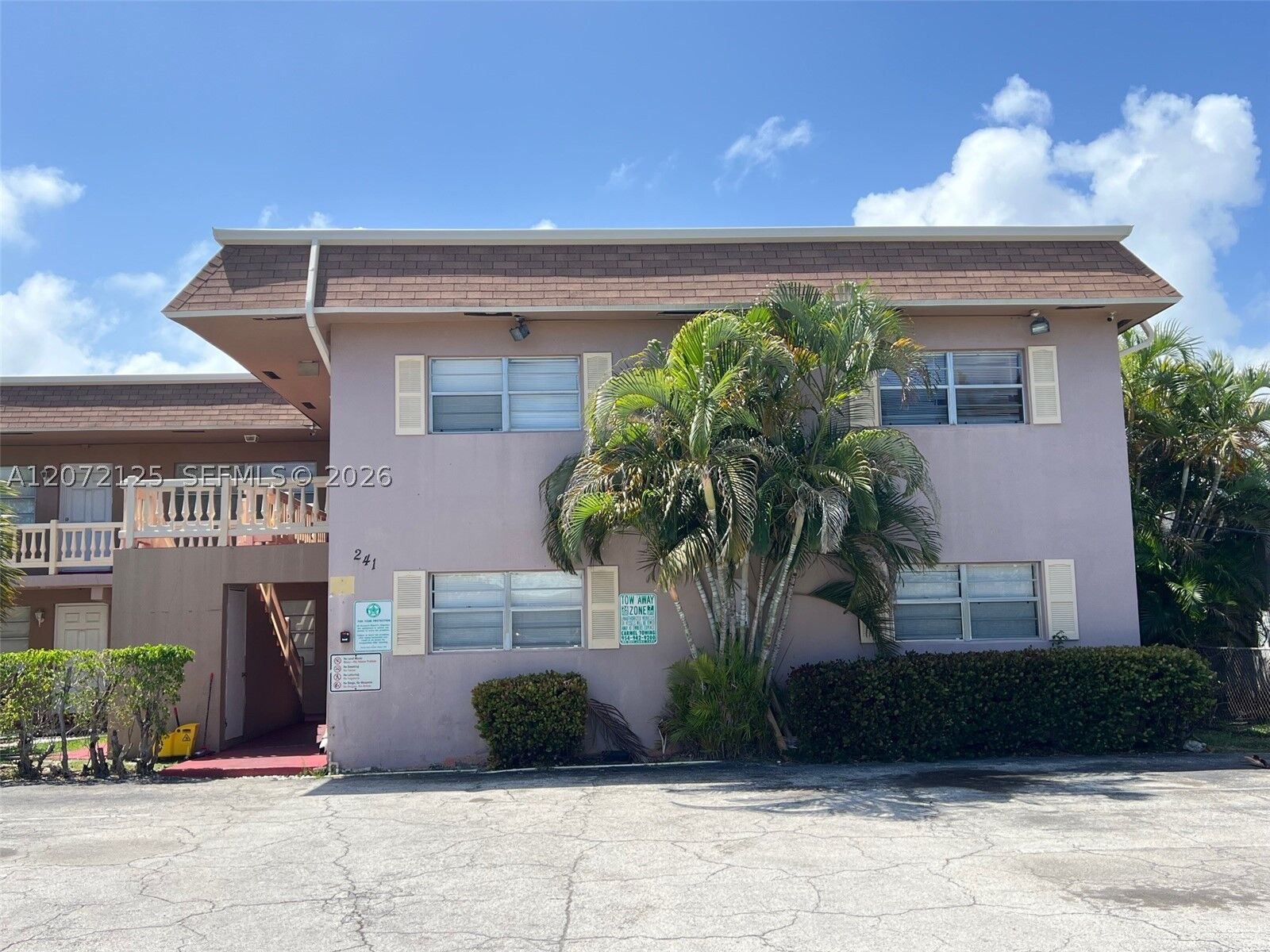 Property Photo: 241 SE 9th Ave 109 FL 33060