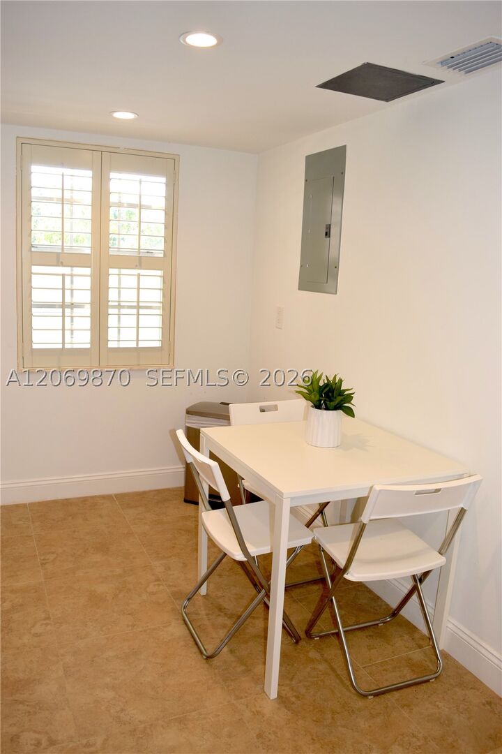Property Photo:  3970 Oaks Clubhouse Dr 306  FL 33069 