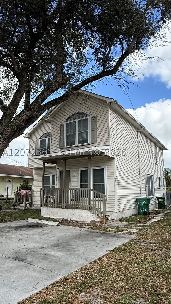 Property Photo:  1600 SW 44th Ave  FL 33317 