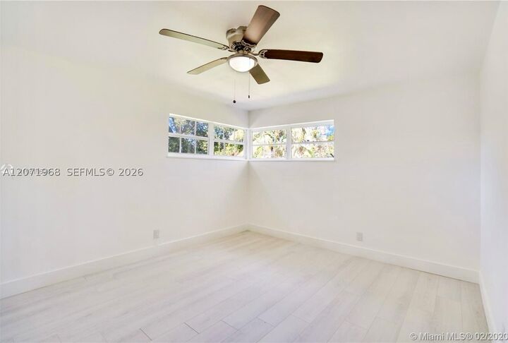 Property Photo:  1301 NE 147th St 1301  FL 33161 