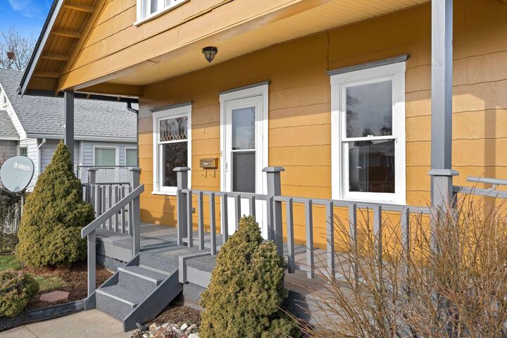 Property Photo: 917 E Longfellow Ave WA 99207