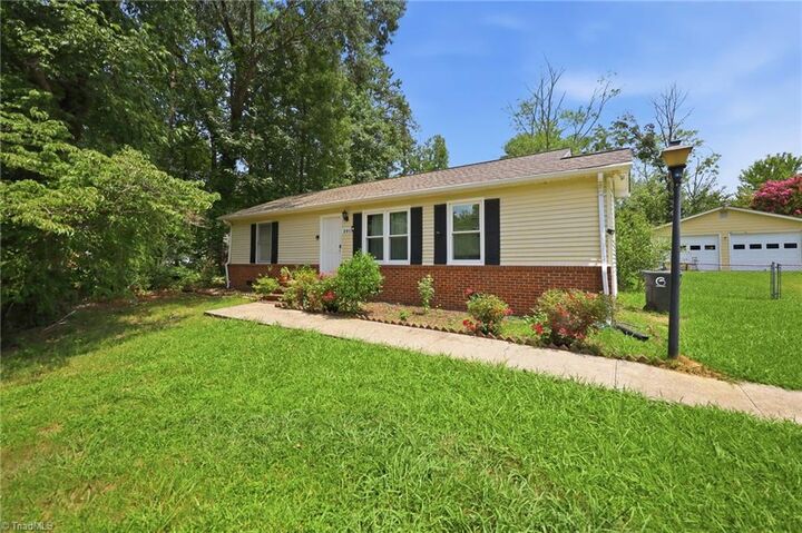 Property Photo:  2915 Moser Road  NC 27406 
