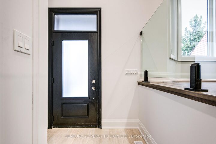 Photo de la propriété: 195 Danforth Road ON M1L 3X1