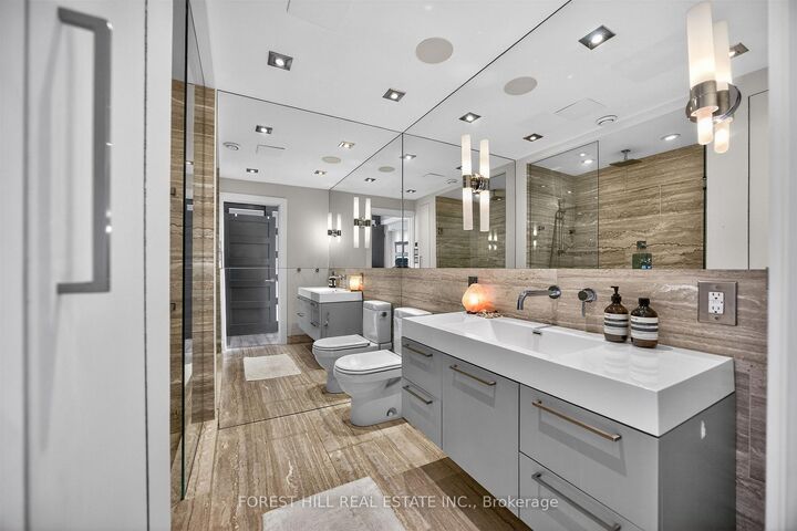 Property Photo: 298 Jarvis Street Ph 3 ON M5B 2M4
