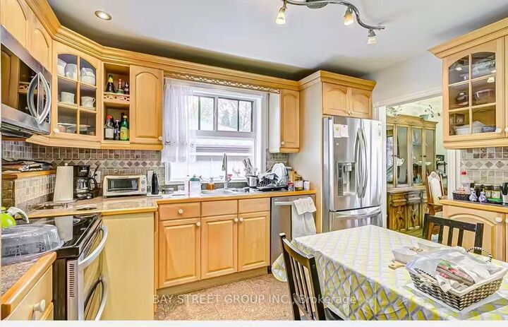 Property Photo:  497 Lynett Crescent Main  ON L4C 2V8 