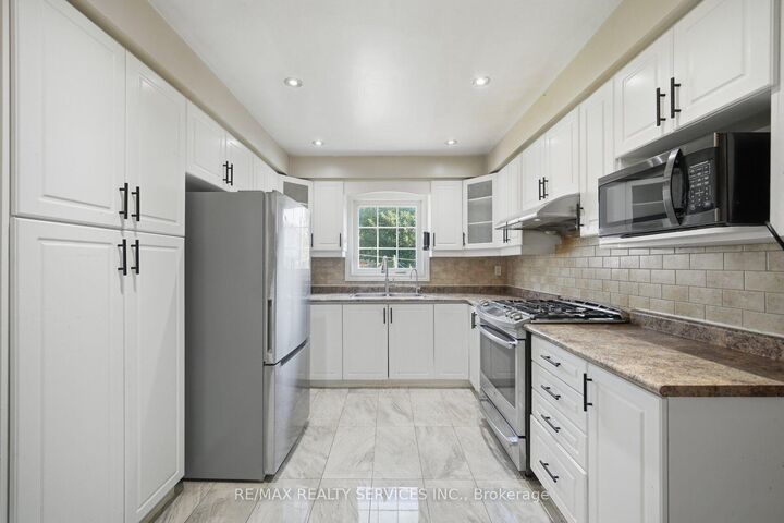 Property Photo: 92 Tulip Drive ON L6Y 3X6
