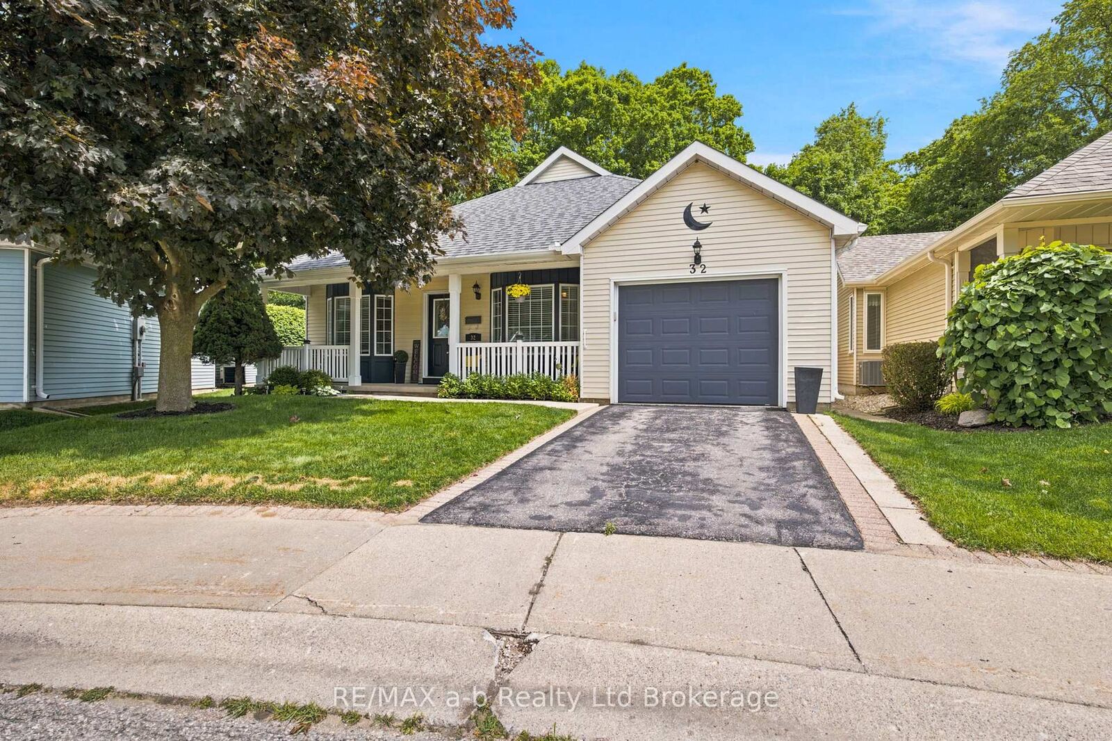 Property Photo:  32 Wilkins Crescent  ON N4G 5M6 