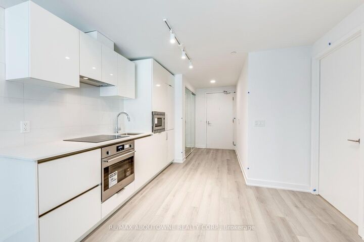 Property Photo:  230 Simcoe Street 1327  ON M5T 0G7 