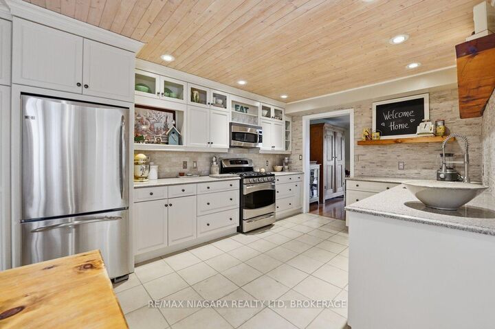 Property Photo:  5 Lakeside Drive W 23  ON L2M 1P3 