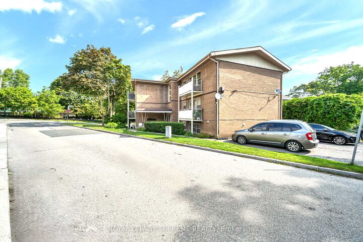 Property Photo: 135 Kingsway Crescent 4 ON M8X 2S3