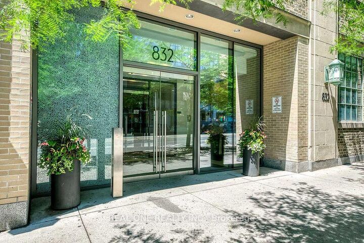 Property Photo:  832 Bay Street 3703  ON M5S 1Z6 