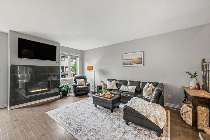 Property Photo:  227 King Street  ON K7C 0G9 