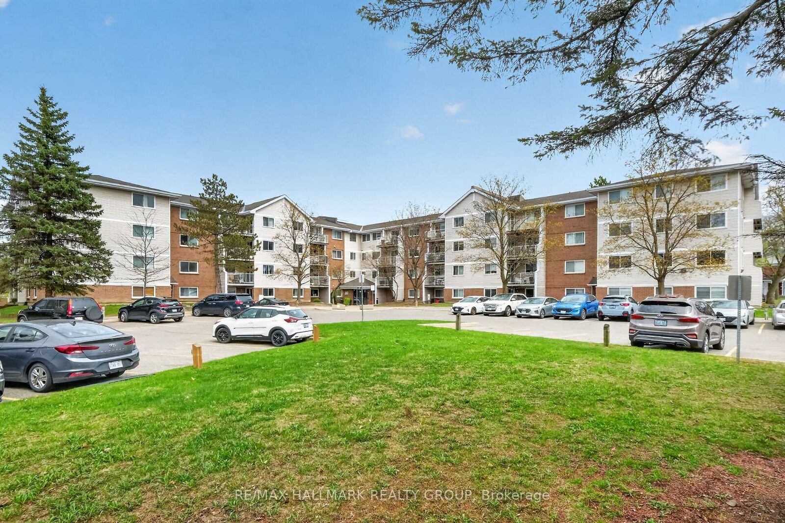 Property Photo:  280 Brittany Drive 102  ON K1K 4M4 