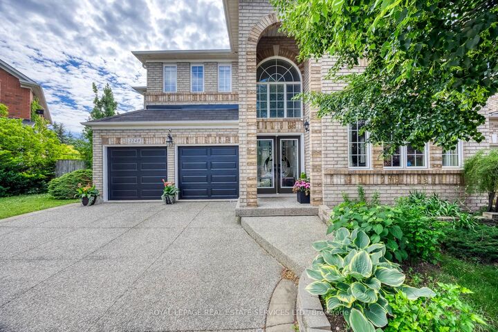 Property Photo: 2249 Glazebrook Circle ON L6M 5B5
