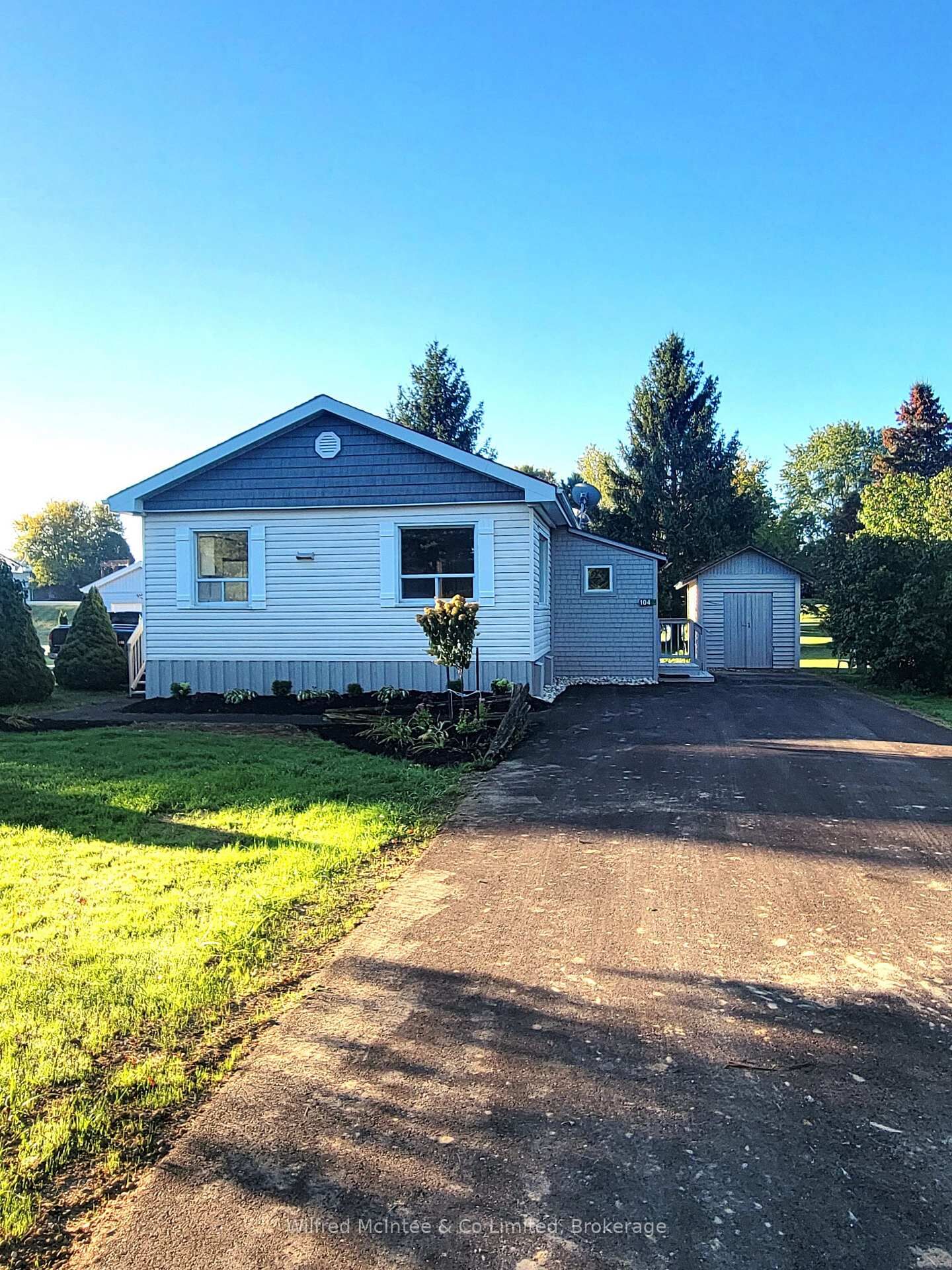 Property Photo: 104 Meadows Drive ON N4N 3B8