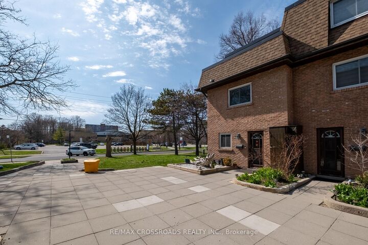 Property Photo: 20 Hainford Street 7 ON M1E 4X8